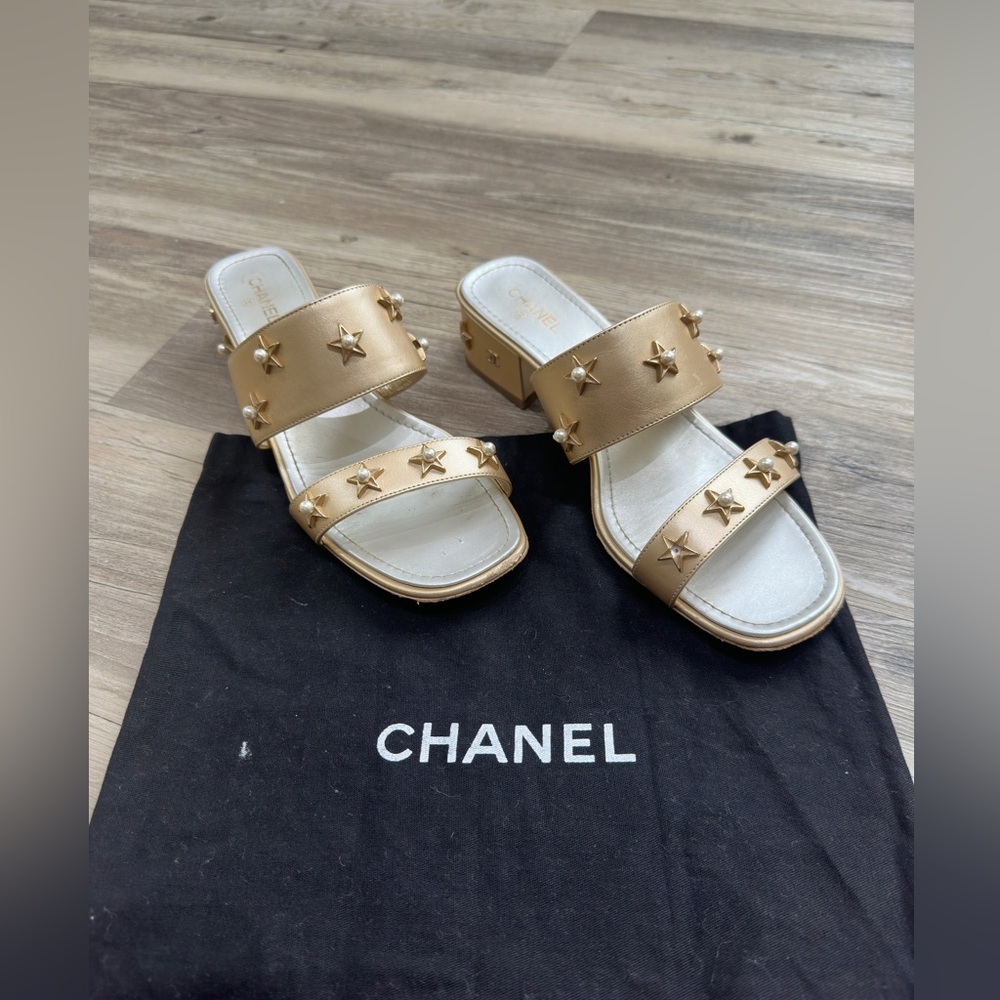 Chanel Gold sandals size 39